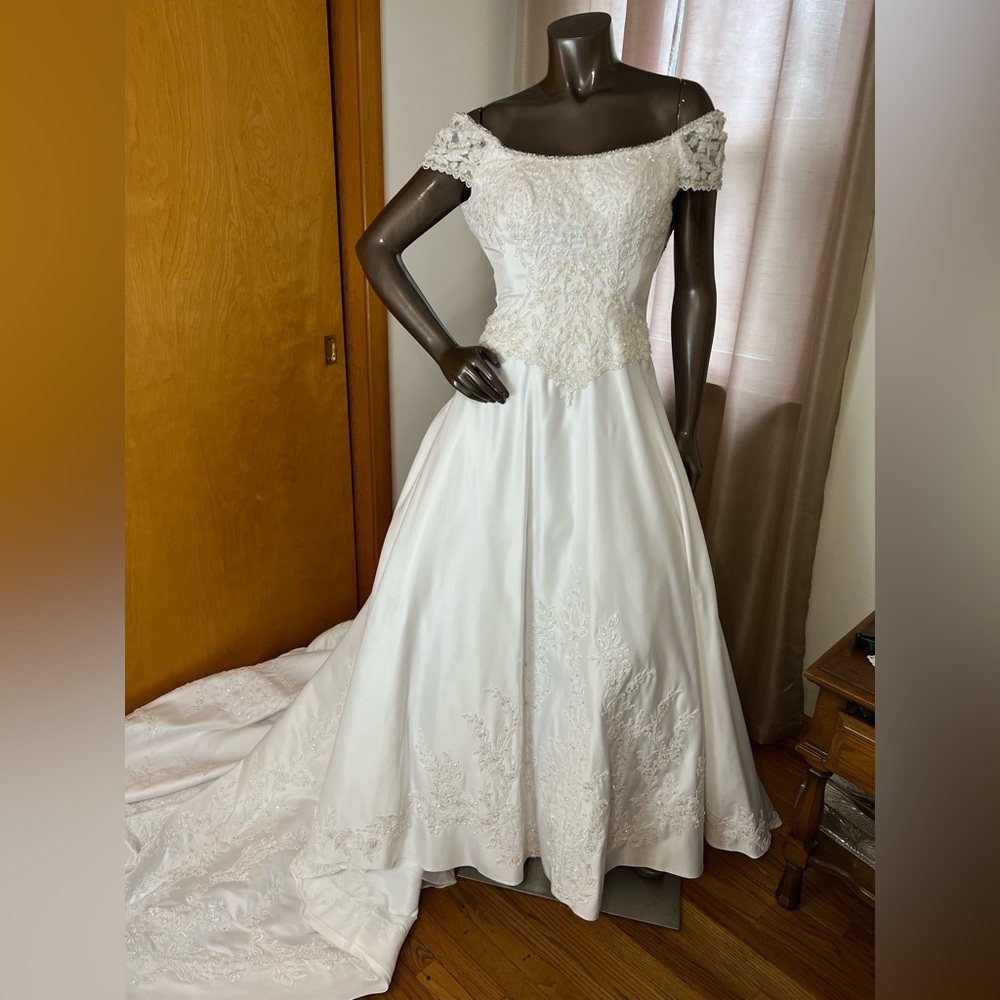 Classic wearable vintage Mary bridal white cap sleeve size 4.